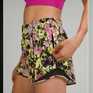 Lululemon Hotty Hot High-Rise Short 4"
Inflected Highlight Yellow Multi / Black